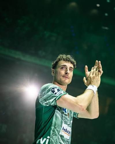 Lukas Herburger applaudiert im grünen Trikot der Füchse Berlin