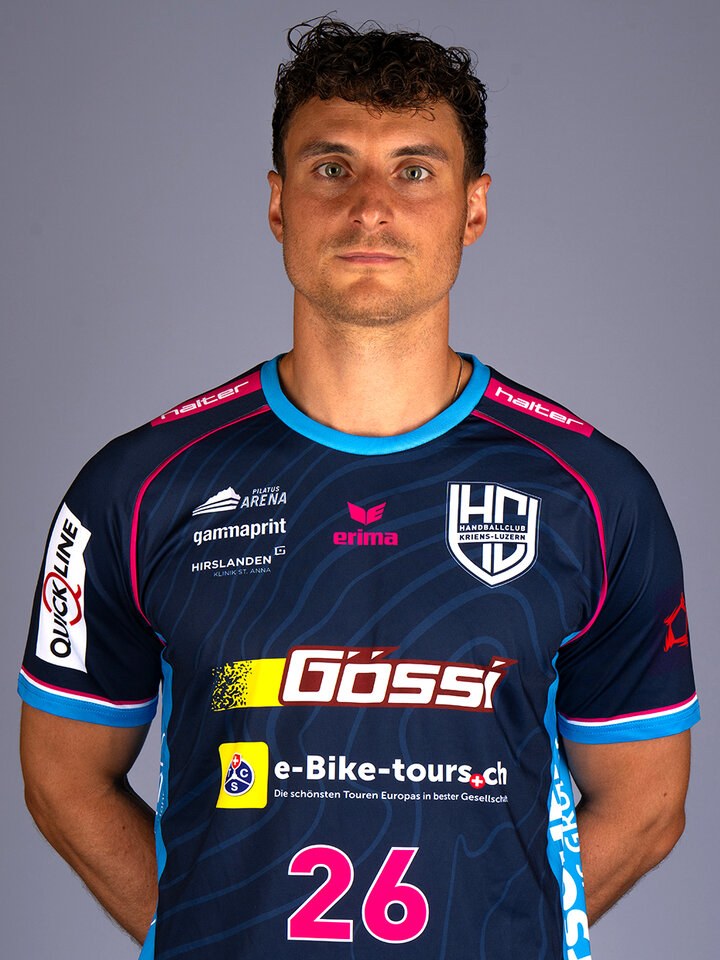 Lukas Herburger (Nr. 26) im blauen Trikot des HC Kriens-Luzern