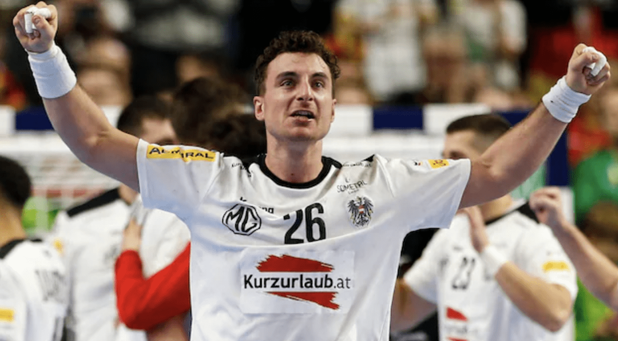 Lukas Herburger (Nr. 26) jubelt im weißen Trikot des österreichischen Nationalteams