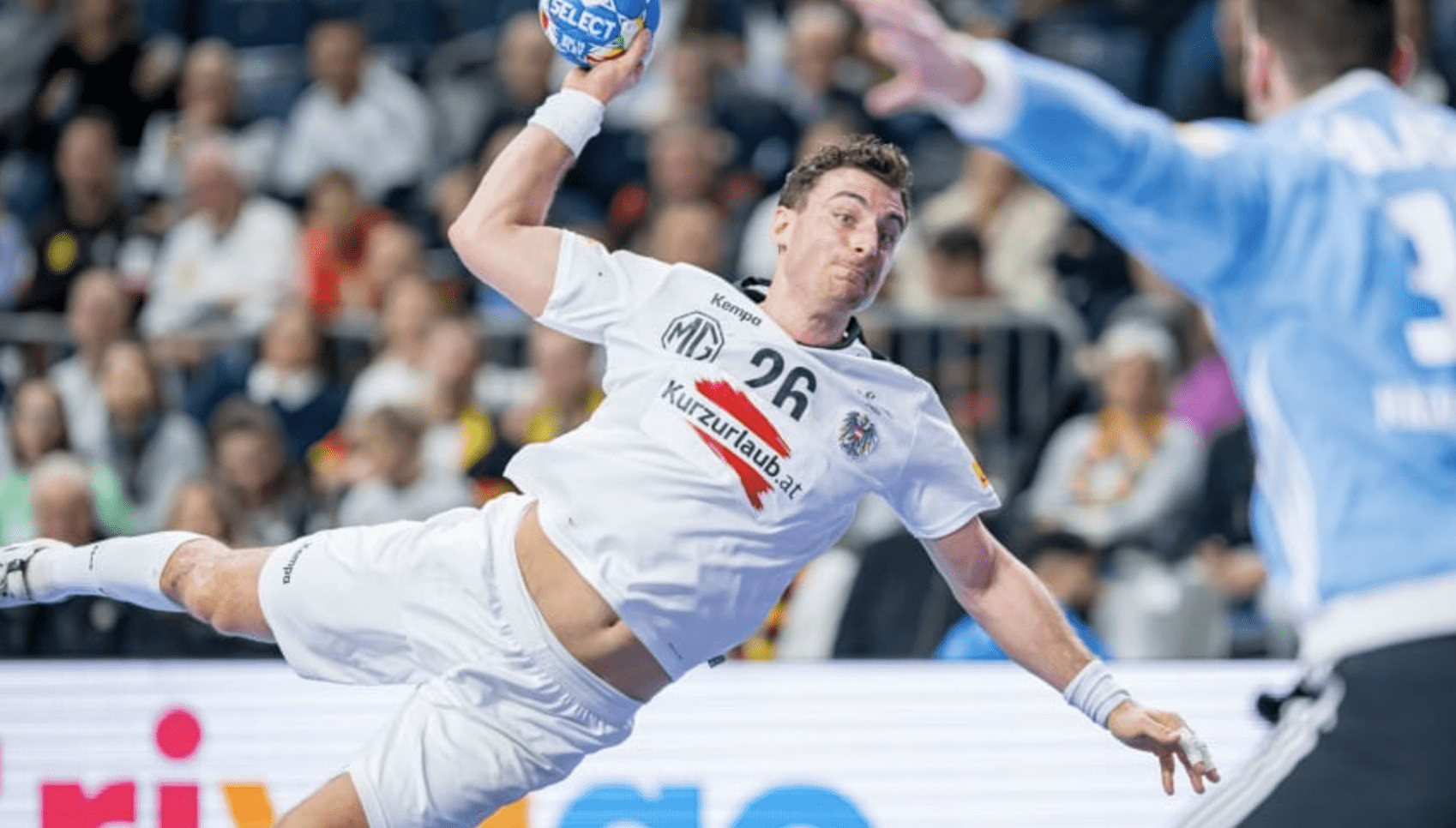 Lukas Herburger (Nr. 26) im Sprungwurf für das österreichische Nationalteam